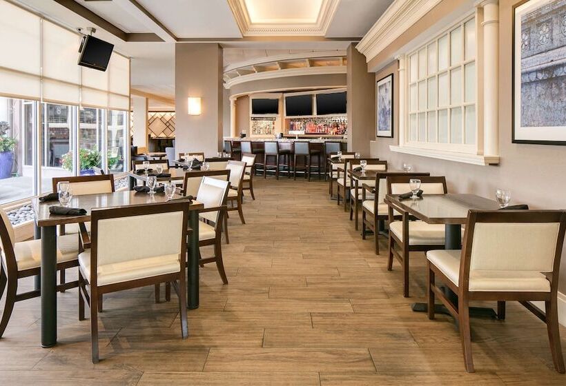 فندق Hilton Kansas City Country Club Plaza