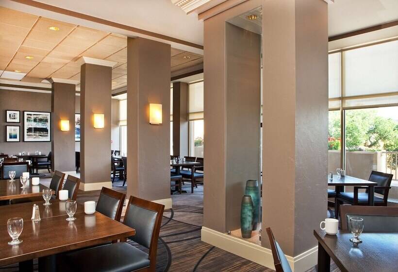 هتل Hilton Kansas City Country Club Plaza