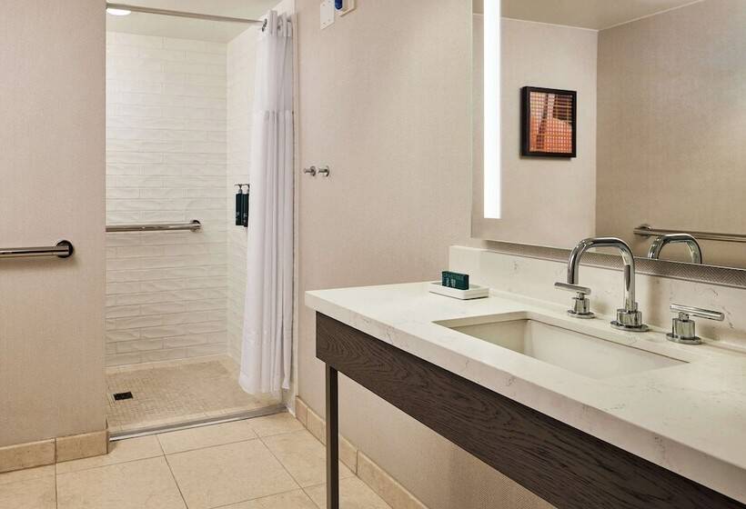 هتل Hilton Kansas City Country Club Plaza