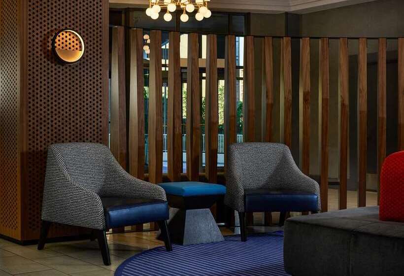 هتل Hilton Kansas City Country Club Plaza