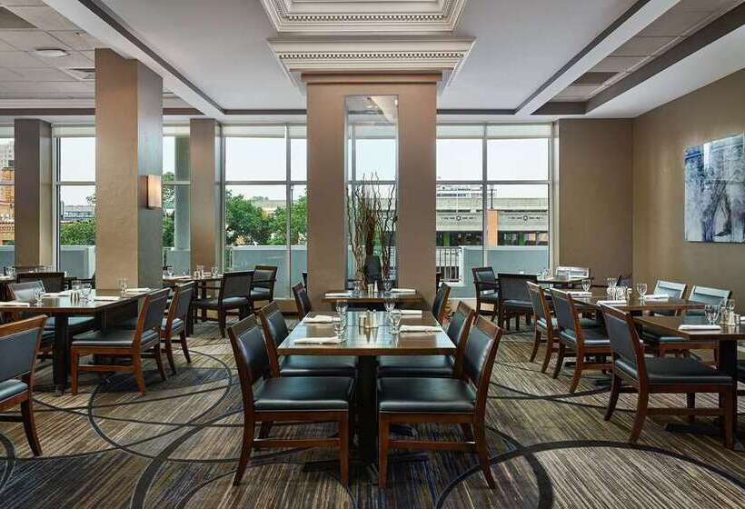 هتل Hilton Kansas City Country Club Plaza