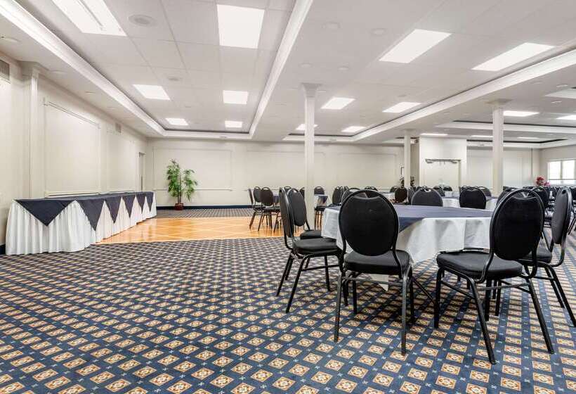 Отель Quality Inn