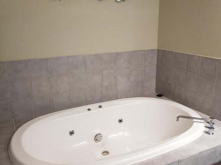 בית מלון כפרי Ringwood Lake Inn