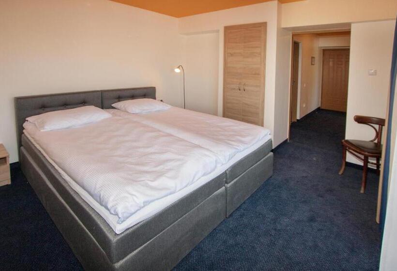 هتل Tauras Center