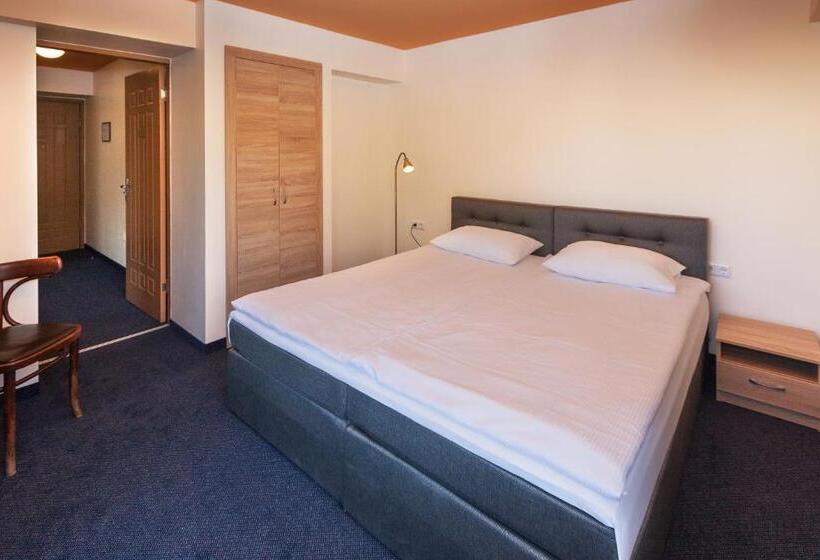 هتل Tauras Center