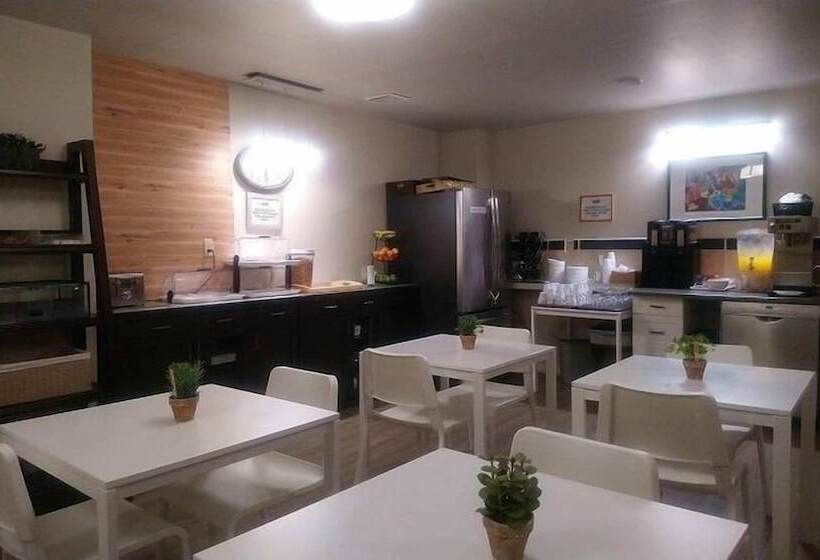 فندق Travelodge By Wyndham Edmonton East