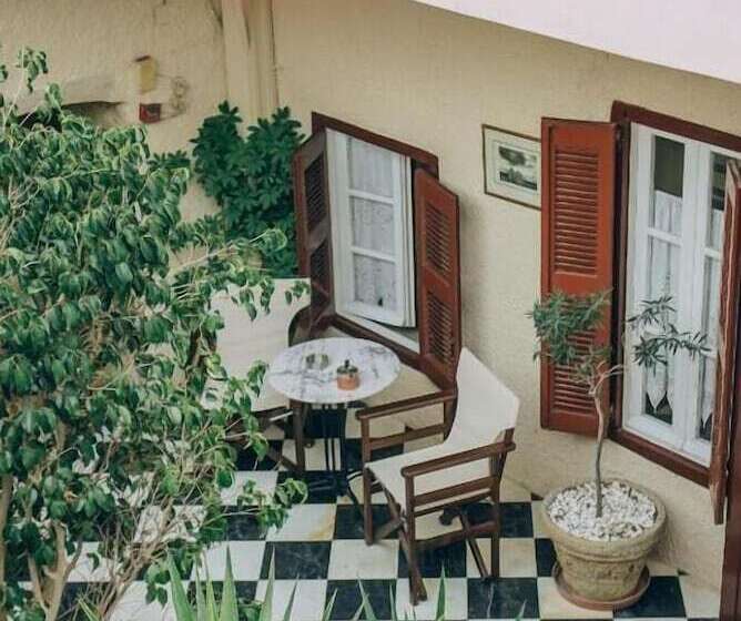 فندق Aeginitikon Arhontikon