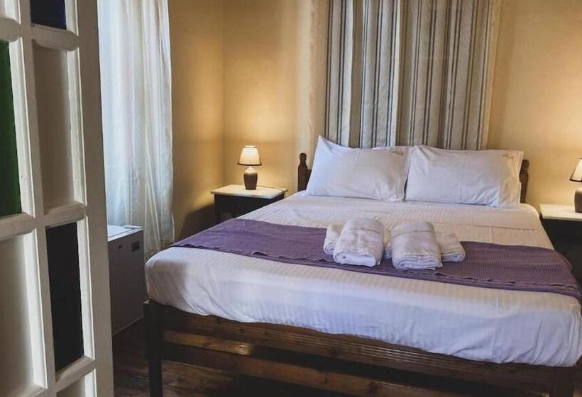 فندق Aeginitikon Arhontikon