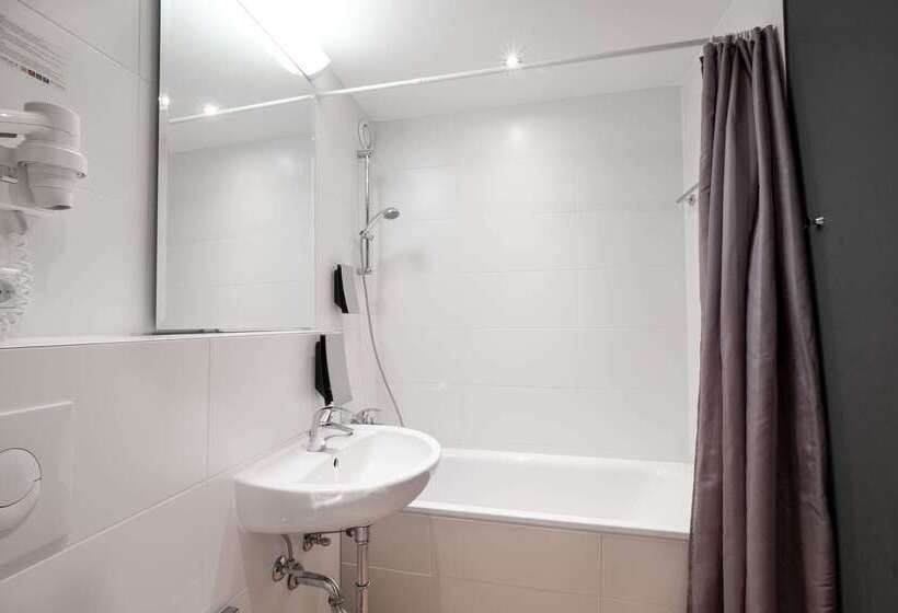 هتل Berlin Lichtenberg