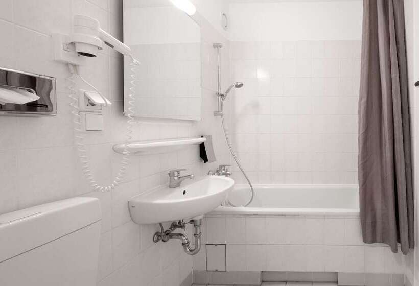 هتل Berlin Lichtenberg