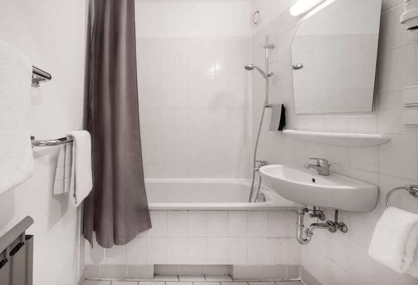 هتل Berlin Lichtenberg