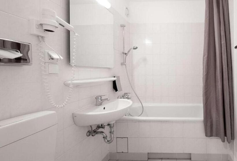 هتل Berlin Lichtenberg