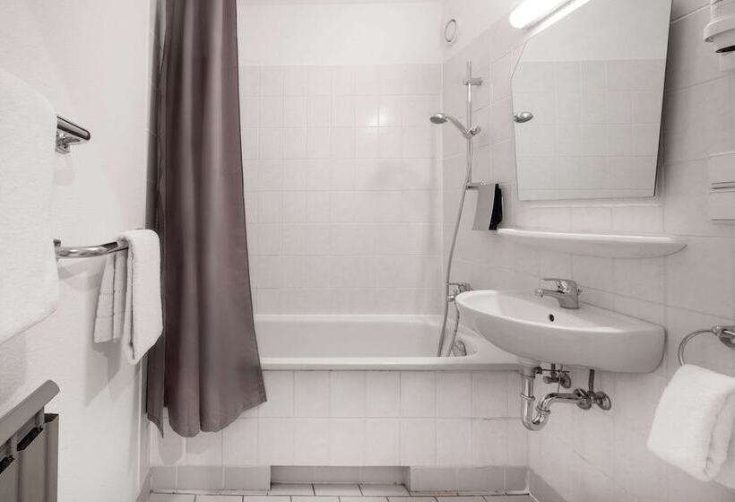 هتل Berlin Lichtenberg