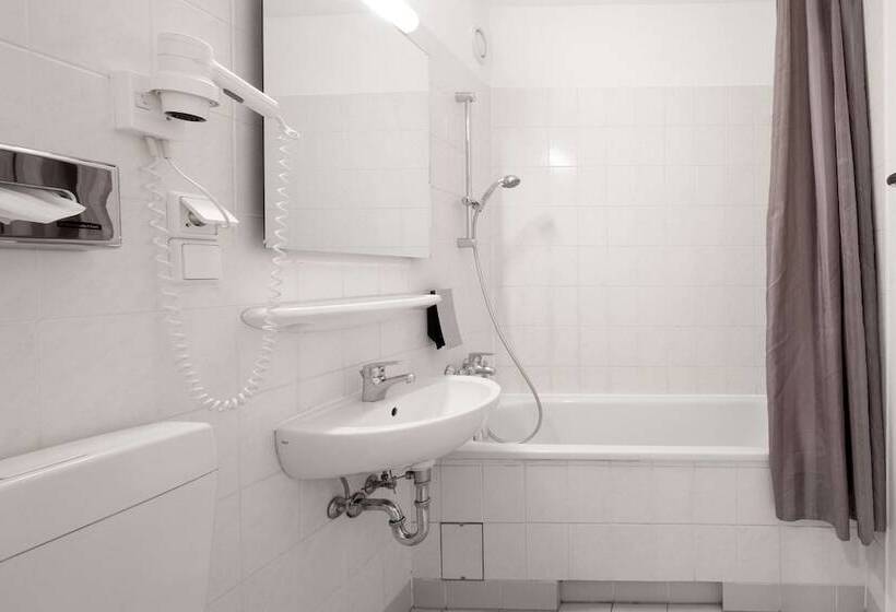 هتل Berlin Lichtenberg