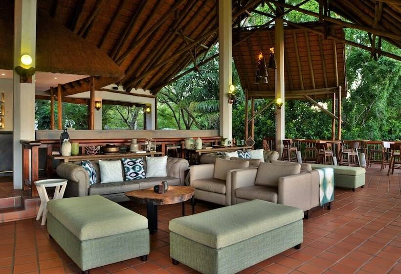 호텔 Cresta Mowana Safari Resort & Spa