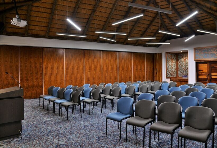 فندق Cresta Mowana Safari Resort & Spa