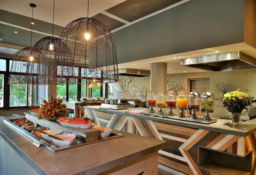 호텔 Cresta Mowana Safari Resort & Spa