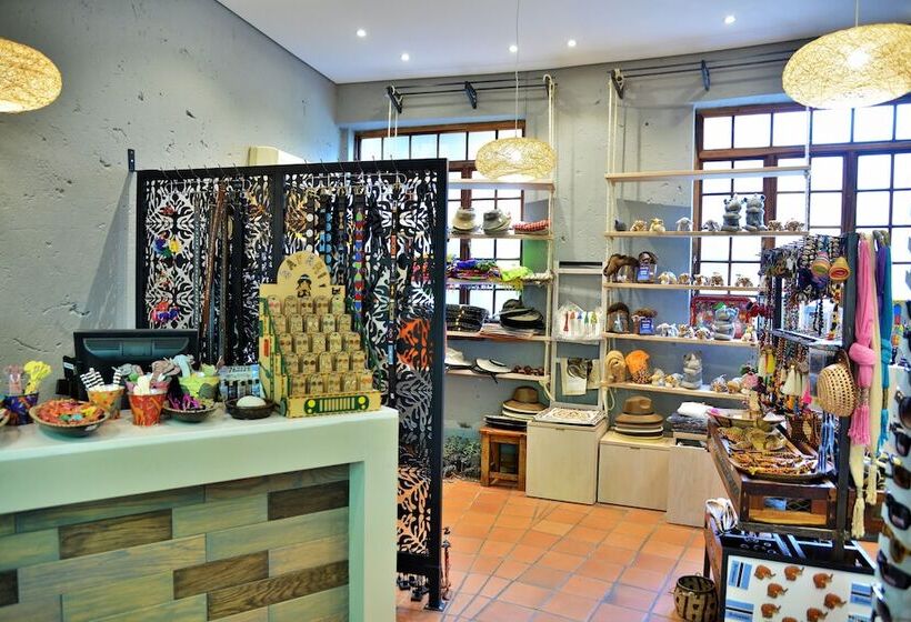 호텔 Cresta Mowana Safari Resort & Spa