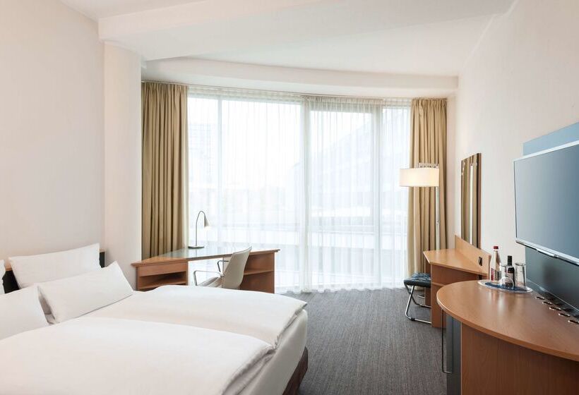 Отель NH Düsseldorf City