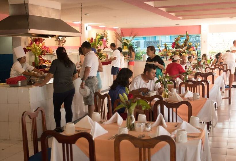 בית מלון כפרי Qualton Club Ixtapa All Inclusive