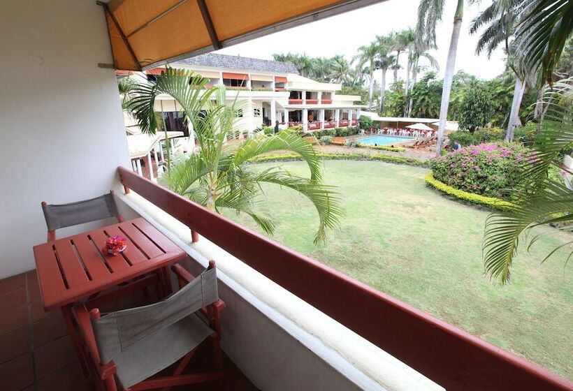 Отель Bedarra Beach Inn