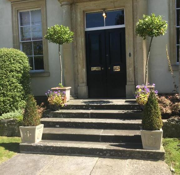 فندق Bowlish House