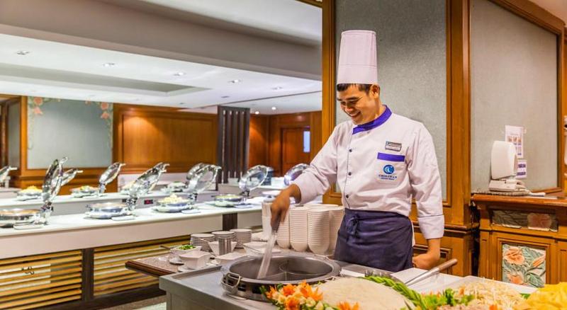 Отель Cholchan Pattaya Beach Resort   Sha Extra Plus