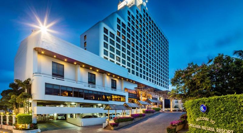 Отель Cholchan Pattaya Beach Resort   Sha Extra Plus