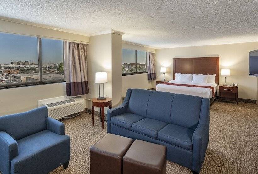 هتل Comfort Inn & Suites At Copeland Tower