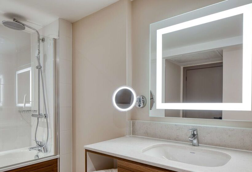 ホテル Doubletree By Hilton Dartford Bridge