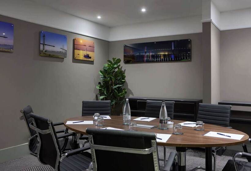 ホテル Doubletree By Hilton Dartford Bridge