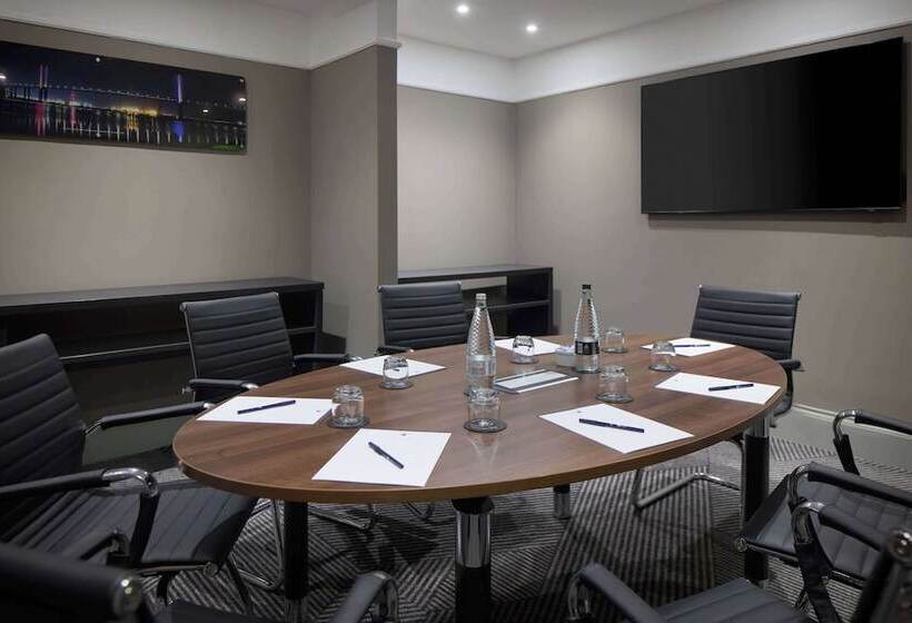 ホテル Doubletree By Hilton Dartford Bridge