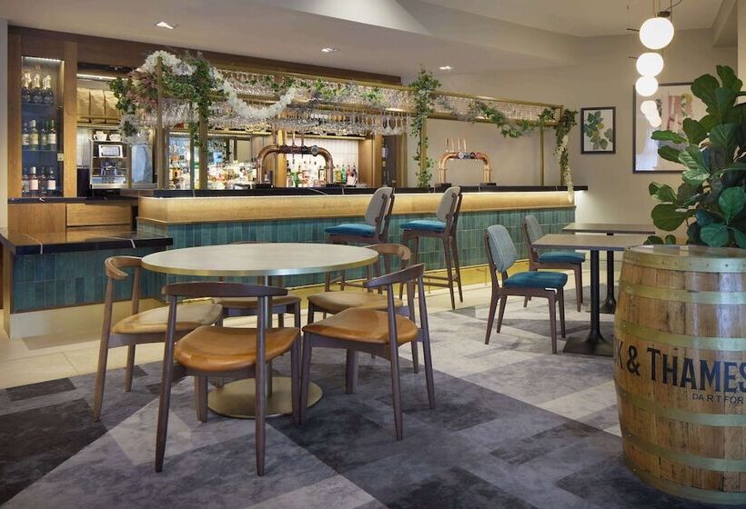 ホテル Doubletree By Hilton Dartford Bridge