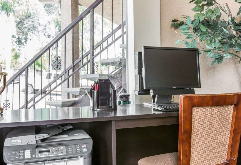 בית מלון כפרי Econo Lodge Inn & Suites Fallbrook Downtown