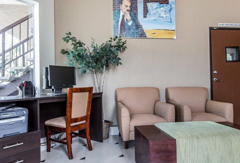 בית מלון כפרי Econo Lodge Inn & Suites Fallbrook Downtown