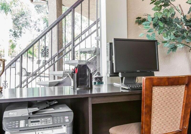 בית מלון כפרי Econo Lodge Inn & Suites Fallbrook Downtown