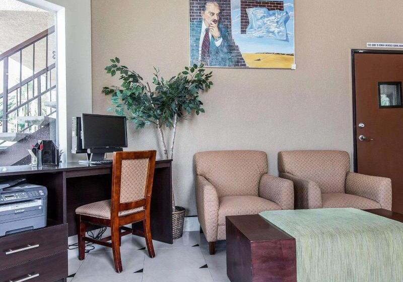 בית מלון כפרי Econo Lodge Inn & Suites Fallbrook Downtown