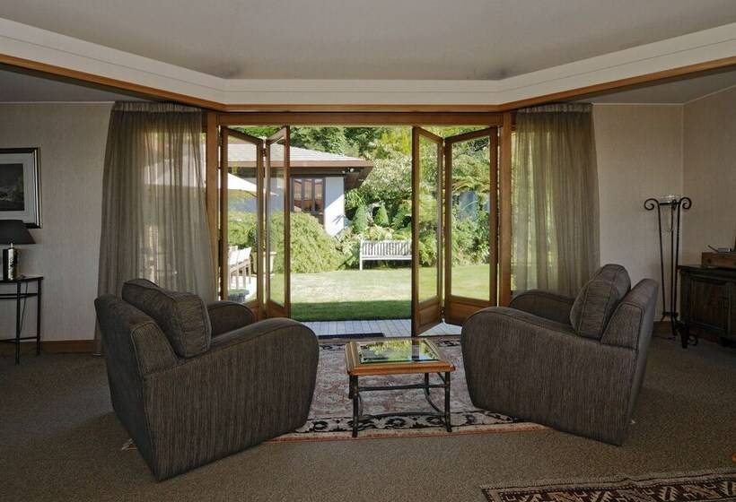 Отель Lake Taupo Lodge