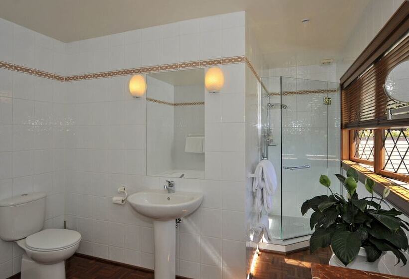 Отель Lake Taupo Lodge