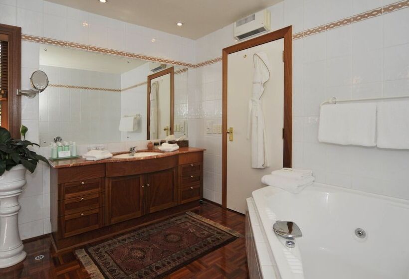 בית מלון כפרי Lake Taupo Lodge