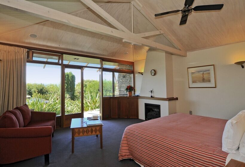 Отель Lake Taupo Lodge