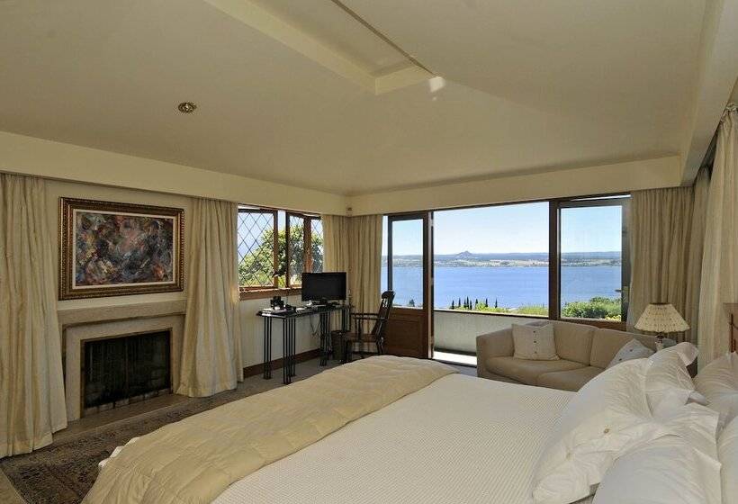 Отель Lake Taupo Lodge