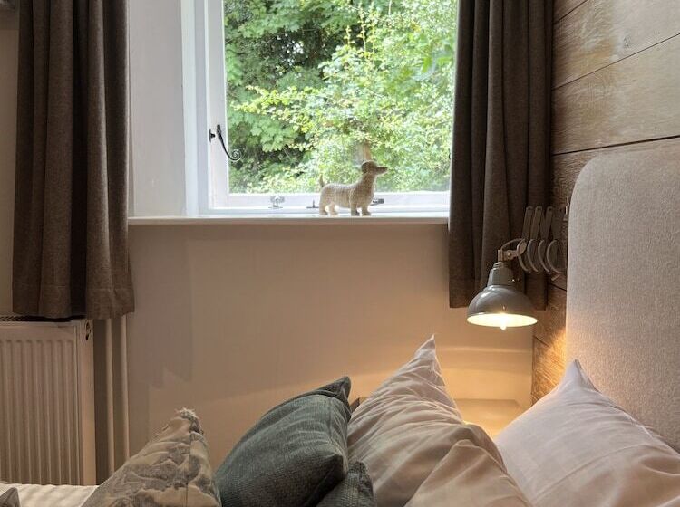 Отель New Flying Horse Inn