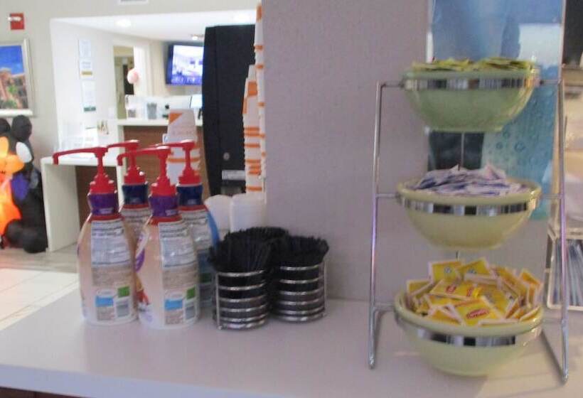 هتل Quality Inn & Suites Kissimmee By The Lake