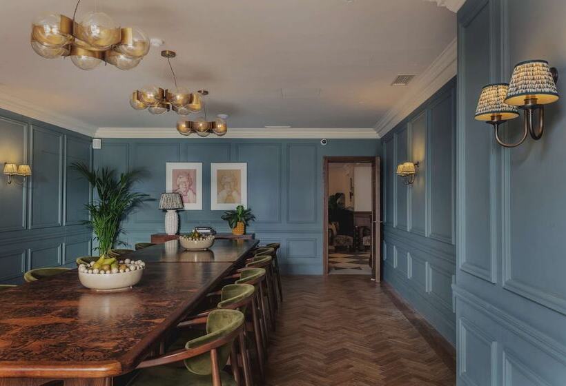 ホテル The Queens