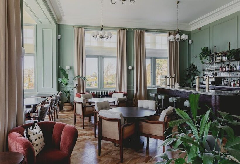 ホテル The Queens