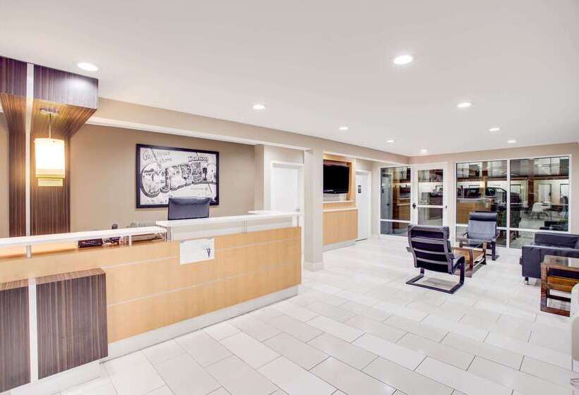 فندق Super 8 By Wyndham Dalton