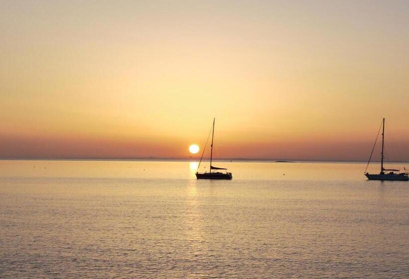 The George Hotel And Beach Club