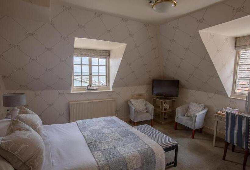 The George Hotel And Beach Club