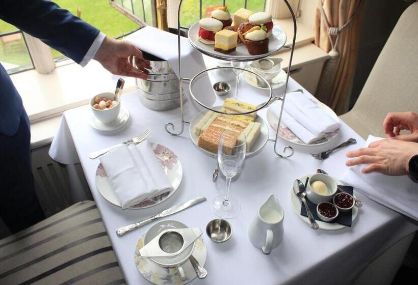 Отель The Manor Elstree